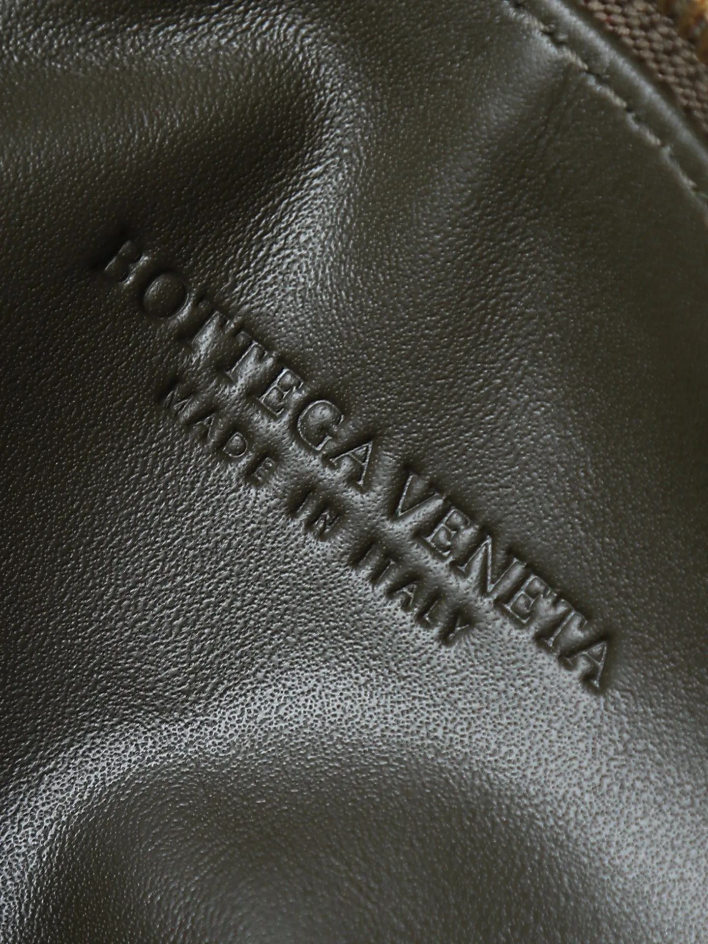 Batch 1620. A lunch bag that is predicted to be popular again this year. The entire bag is made of top-grade naa lambskin. It is very soft and lightweight. It also uses the intrecciato weaving process that the two founders spent several months developing from the beginning of the brand. It is completely hand-woven by Italian craftsmen. It perfectly reflects the craftsmanship of Bottega. The entire bag shape is also a very practical and popular lunch box bag shape. The slightly curved arc of the bag mouth can also better fit our wrists. Style number: 754443 Size: 22*13*9